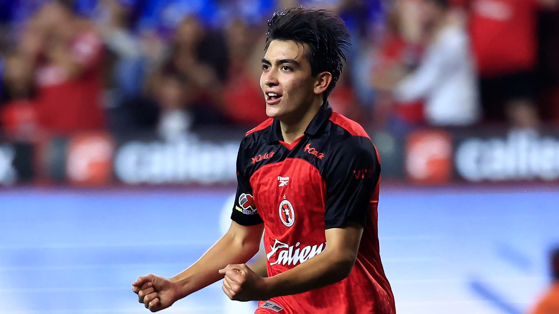 Con goles de Mora y Rivero, los canes aztecas triunfaron ante la máquina por dos goles a uno.